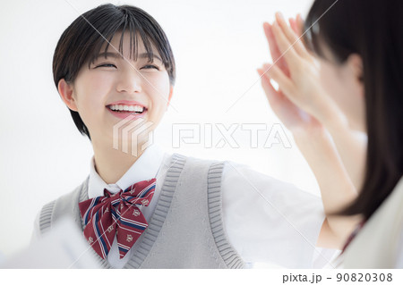 友達と模試の結果を見て喜ぶ高校生 撮影協力「LINK FOREST」 友達と模試の結果を見て喜ぶ高校生 撮影協力「LINK FOREST」 90820308