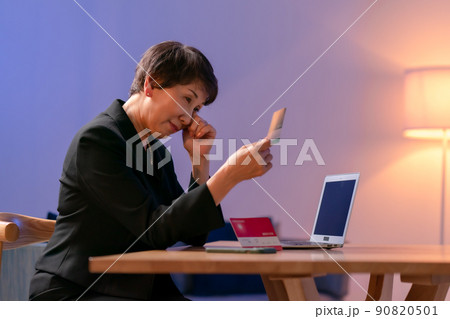 喪服を着て通帳を見る女性 喪服を着て通帳を見る女性 90820501