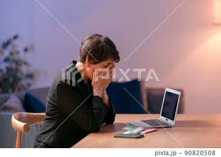 喪服を着て通帳を見る女性 喪服を着て通帳を見る女性 90820508