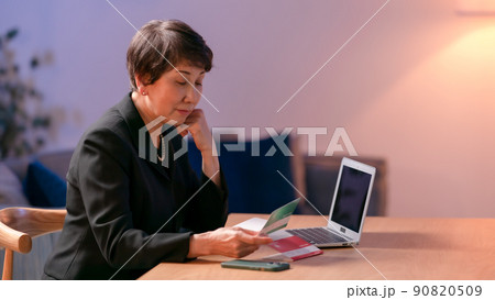 喪服を着て通帳を見る女性 喪服を着て通帳を見る女性 90820509