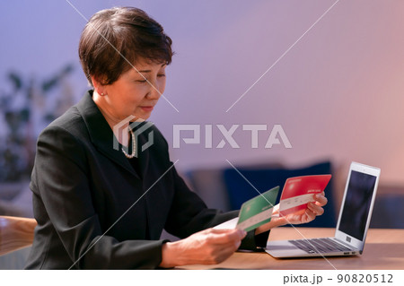 喪服を着て通帳を見る女性 喪服を着て通帳を見る女性 90820512