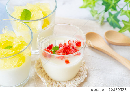 冷たいフルーツヨーグルトゼリー 冷たいフルーツヨーグルトゼリー 90820523