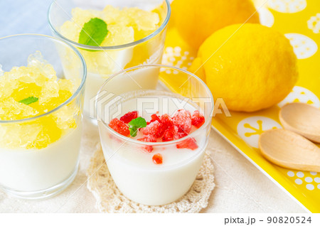 冷たいフルーツヨーグルトゼリー 90820524