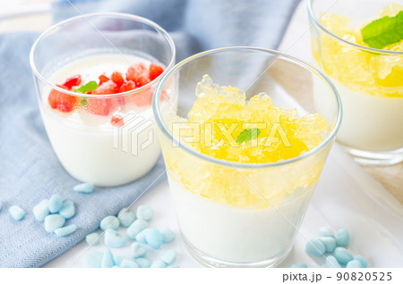 冷たいフルーツヨーグルトゼリー 冷たいフルーツヨーグルトゼリー 90820525
