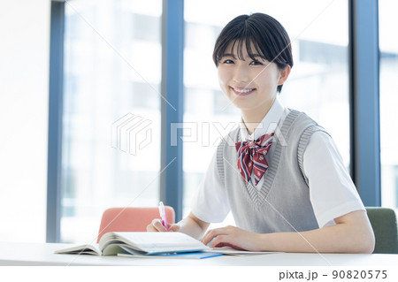 勉強する高校生　撮影協力「LINK FOREST」 90820575