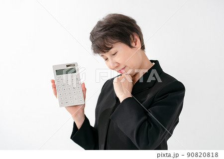 喪服の女性　計算機　お金 90820818