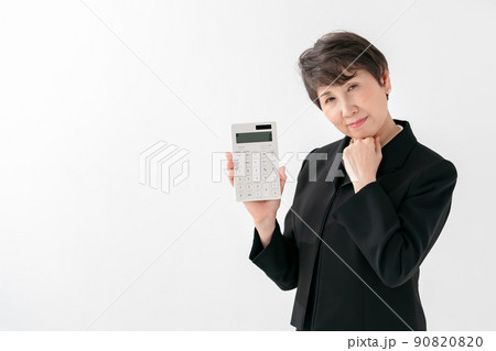 喪服の女性　計算機　お金 90820820