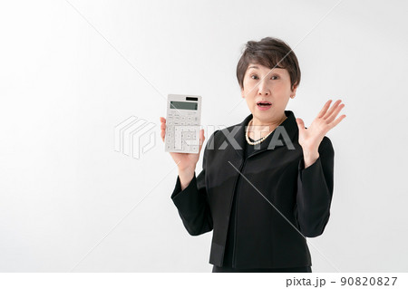 喪服の女性　計算機　お金 90820827