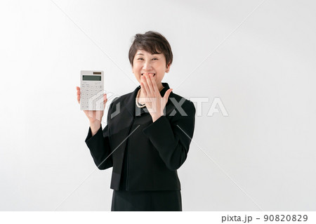 喪服の女性　計算機　お金 90820829