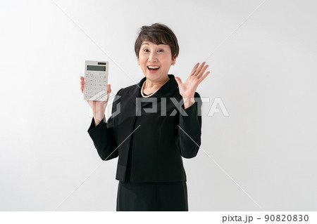 喪服の女性　計算機　お金 90820830