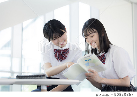 友達と勉強する高校生 撮影協力「LINK FOREST」 友達と勉強する高校生 撮影協力「LINK FOREST」 90820867