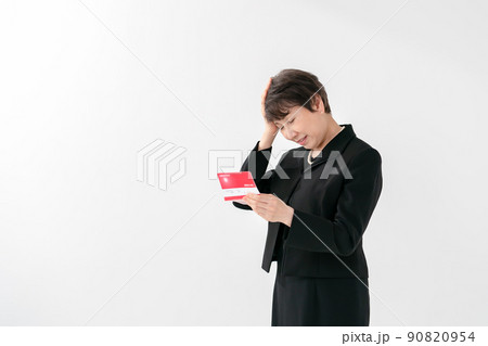 喪服の女性　通帳　相続　 90820954