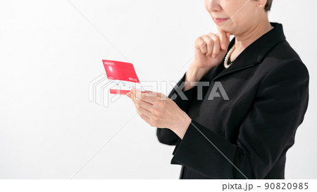 喪服の女性　通帳　相続　 90820985
