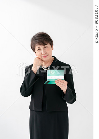喪服の女性　通帳　相続　 90821057