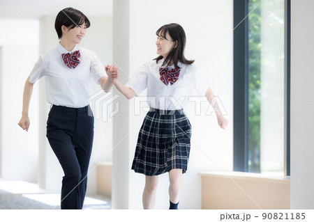廊下を走って来る女子高校生　撮影協力「LINK FOREST」　 90821185