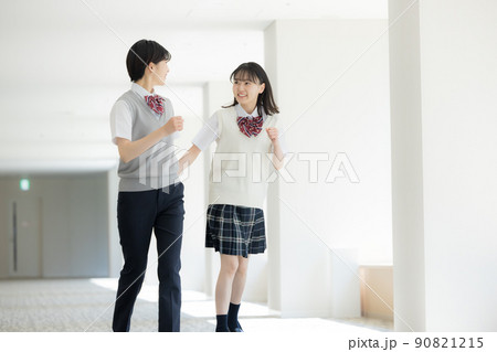 廊下を走って来る女子高校生　撮影協力「LINK FOREST」　 90821215