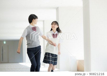 廊下を走って来る女子高校生 撮影協力「LINK FOREST」 廊下を走って来る女子高校生 撮影協力「LINK FOREST」 90821216