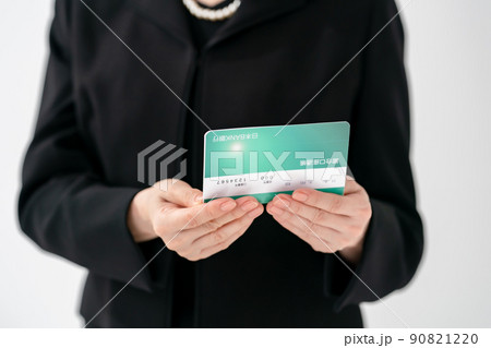 喪服の女性　通帳　相続　 90821220