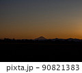 夕焼け空の中の富士山 90821383