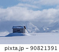 厳寒期の山間部の雪の丘に立つ作業小屋 90821391