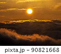 雲海の中から昇った朝日の光が世界を照らす 90821668