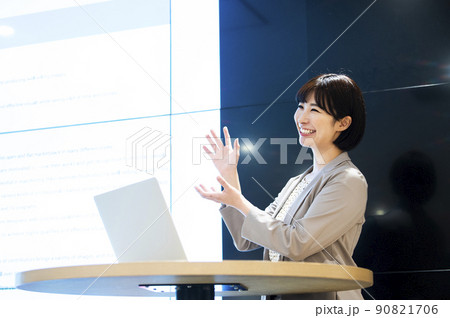 ビジネス 女性 オフィス プレゼン セミナー ビジネス 女性 オフィス プレゼン セミナー 90821706