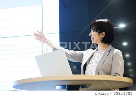 ビジネス 女性 オフィス プレゼン セミナー ビジネス 女性 オフィス プレゼン セミナー 90821709