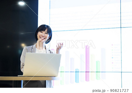 ビジネス 女性 オフィス プレゼン セミナー ビジネス 女性 オフィス プレゼン セミナー 90821727