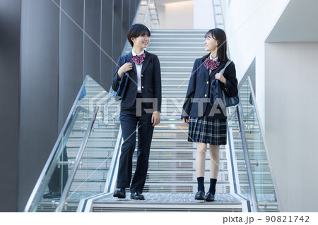 スクールバックを持ち歩く女子高校生　撮影協力「LINK FOREST」　 90821742