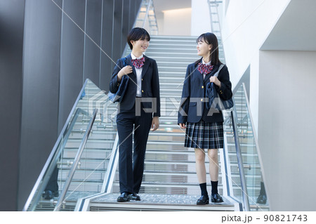 スクールバックを持ち歩く女子高校生　撮影協力「LINK FOREST」　 90821743