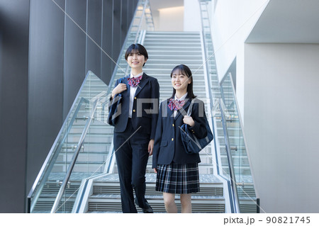 スクールバックを持ち歩く女子高校生 撮影協力「LINK FOREST」 スクールバックを持ち歩く女子高校生 撮影協力「LINK FOREST」 90821745