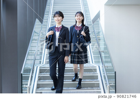 スクールバックを持ち歩く女子高校生　撮影協力「LINK FOREST」　 90821746