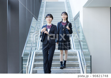 スクールバックを持ち歩く女子高校生　撮影協力「LINK FOREST」　 90821748