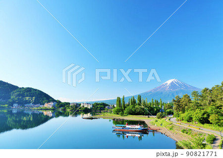 初夏の青空 河口湖畔からの富士山 初夏の青空 河口湖畔からの富士山 90821771