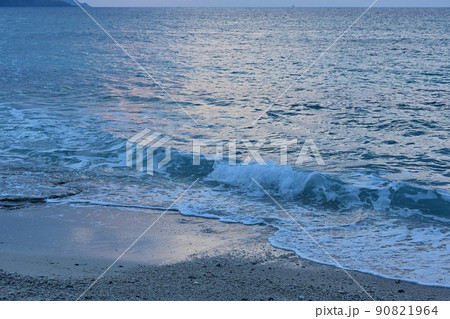 波打ち際 90821964