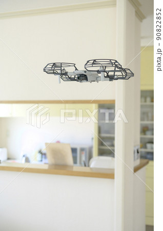 室内を飛行中のドローン 90822852