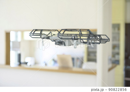 室内を飛行中のドローン 90822856