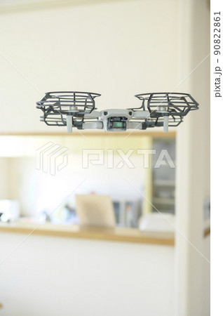 室内を飛行中のドローン 90822861