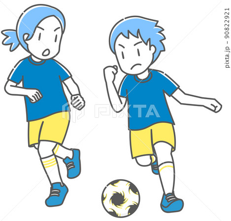 ユニフォーム姿でサッカーをする子どもたち 90822921