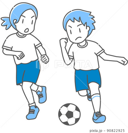 体育の授業でサッカーをする子どもたち 90822925