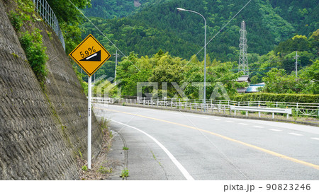 交通イメージ写真<41>(上り急勾配ありの標識が設置された山道) 交通イメージ写真<41>(上り急勾配ありの標識が設置された山道) 90823246