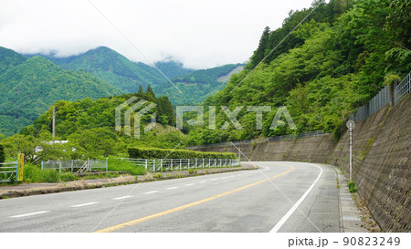 交通イメージ写真＜43＞（山道を通る国道） 90823249