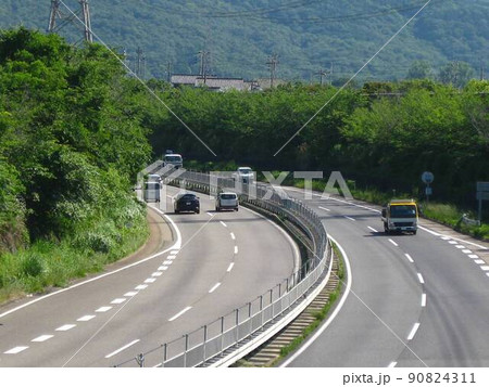 晴れた日の高速道路を撮影しました。 90824311
