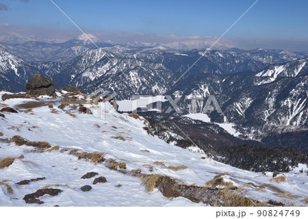 雪の日光白根山山頂から丸沼、尾瀬、燧岳、会津駒ケ岳方面を見る 雪の日光白根山山頂から丸沼、尾瀬、燧岳、会津駒ケ岳方面を見る 90824749