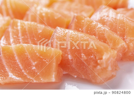 サーモンの刺身 90824800