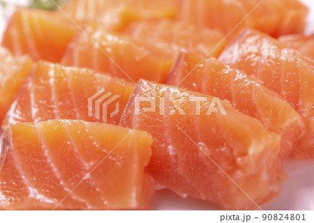 サーモンの刺身 90824801