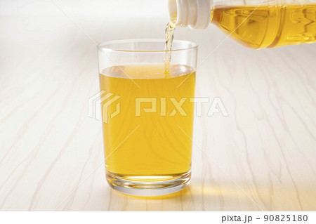 リラックスタイムの冷たいお茶 90825180