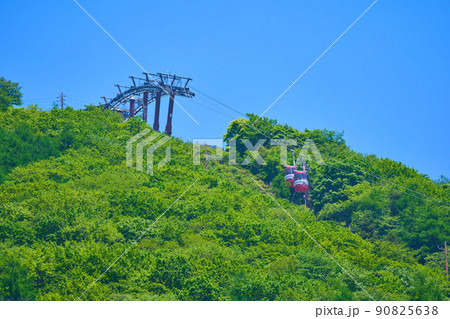 群馬県高崎市の新緑の榛名富士と榛名山ロープウェイを見る 群馬県高崎市の新緑の榛名富士と榛名山ロープウェイを見る 90825638