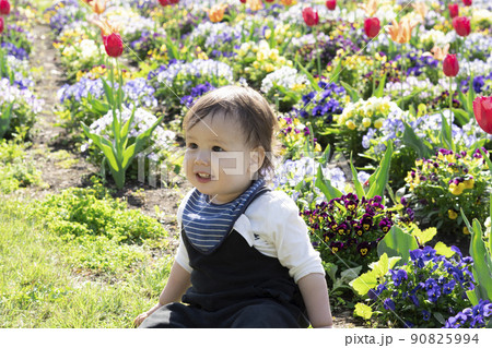 花畑に座るハーフの男の子 花畑に座るハーフの男の子 90825994