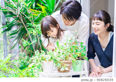 子供と一緒にガーデニングをする家族 子供と一緒にガーデニングをする家族 90826039